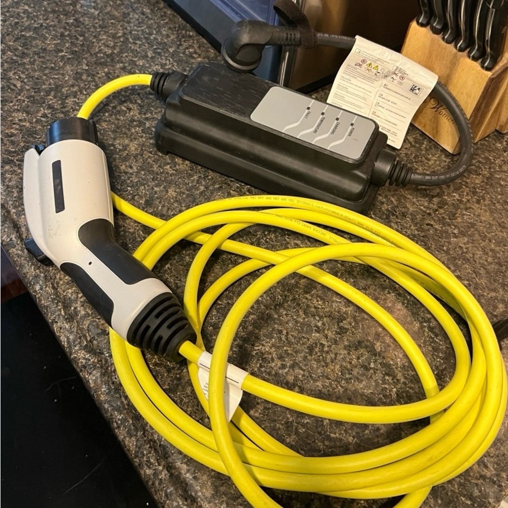 BMW Intertek 5008897 APTIV SMART FORTWO EV CHARGER 6818634-13 Plug-in